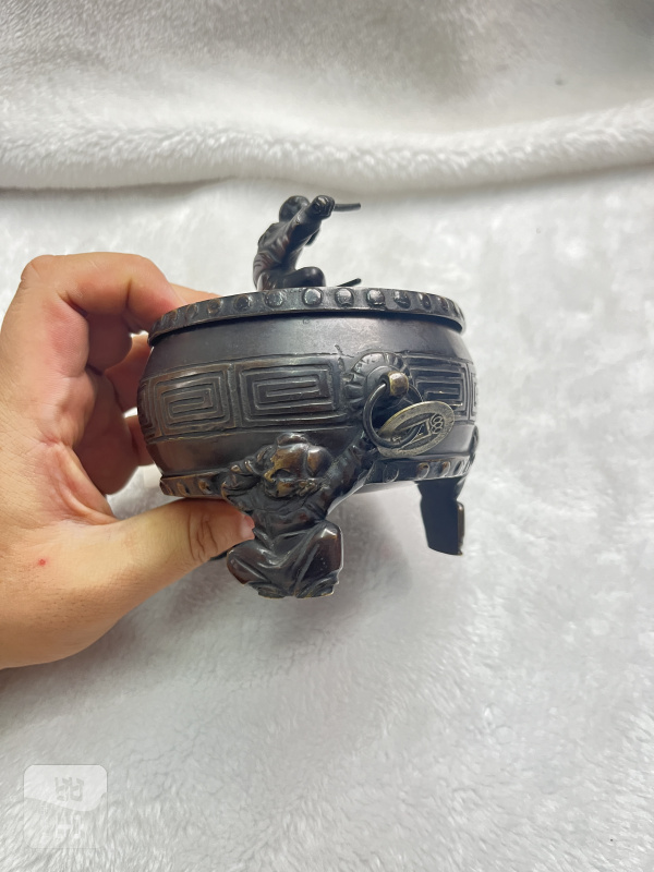 铜回纹婴戏钮鼓式炉 - 图4